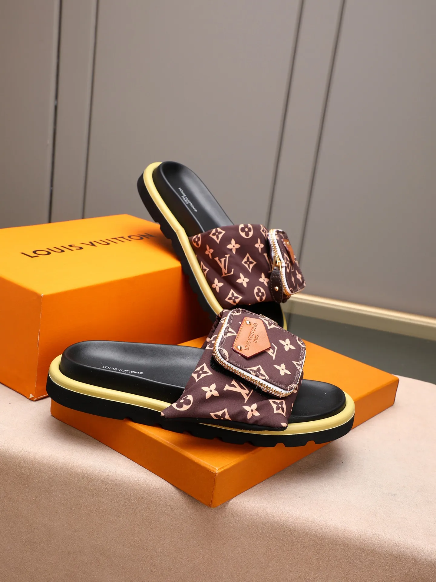 PP400 couple model with drawer box [LOUIS VUITTON] Louis Vuitton, the latest LV official website printed wallet and men's and women's slippers🔥🔥🔥 are now on the market. The drawer box is packed with cloth bags and cards. The upper pattern looks very soft and waxy, and it is a super versatile leg slimming tool. Fabric: Imported denim/down silk cotton embossed, official website pattern printing, lining: water-dyed sheepskin down filling, comfortable to wear, feet: high elastic PU water table. Sole: foam sole, heel height: about 5cm. Size 35-46, 35, 45 and 46 are custom-made and cannot be returned or exchanged. Color: multiple colors available.